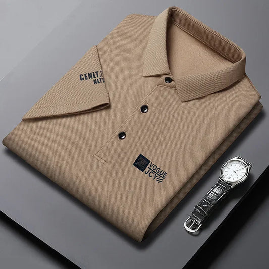 Nova Camisa Masculina Casual de Manga Curta com Distintivo