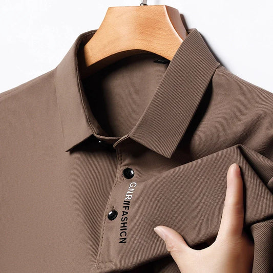 Nova Camisa Masculina Casual de Manga Curta com Distintivo